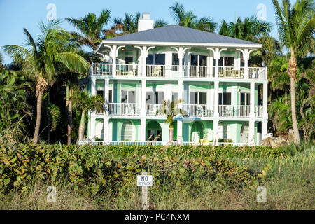 Florida, Anna Maria Island, Holmes Beach, Ferienhaus, direkt am Strand, Balkon, Architektur, Veranda, Rundum-Balkon, außen, FL171212061 Stockfoto