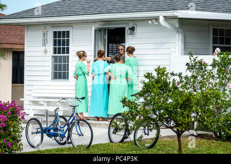 Arasota Florida, Pinecraft Pine Craft Amish Mennonite Gemeinschaft, Haus zu Hause Teenager Teenager Teenager Mädchen Freunde Besuch Nachbarn Fahrräder Dreirad Stockfoto