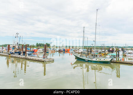 Verschiedene Boote an der Marina und Fisherman's Wharf in Steveston Village, einem beliebten Reiseziel Stockfoto