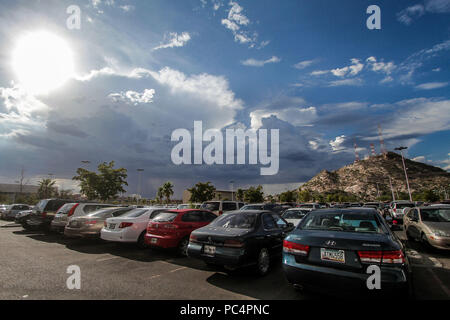 Dia nublado y soleado Durante la tarde Verano en el estacionamiento de Galerías Mall. Cerro de la Campana. (Foto: Luis Gutierrez/NortePhoto) Clo Stockfoto