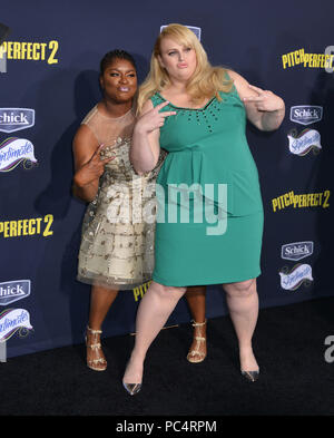 Rebel Wilson, Ester Dean016 am Pitch Perfekte 2 Premiere auf der Nokia Theater in Los Angeles. Mai 8, 2015. a Rebel Wilson, Ester Dean016 Veranstaltung in Hollywood Leben - Kalifornien, Red Carpet Event, USA, Filmindustrie, Prominente, Fotografie, Bestof, Kunst, Kultur und Unterhaltung, Topix prominente Mode, Besten, Hollywood Leben, Event in Hollywood Leben - Kalifornien, Roter Teppich und backstage, Film Stars, TV Stars, Musik, Promis, Kunst, Kultur und Unterhaltung, vertikal, eine Person, Fotografie, Anfrage tsuni@Gamma-USA.com, Kredit Tsuni/USA, Cast, Gruppe, Leute, tog Stockfoto