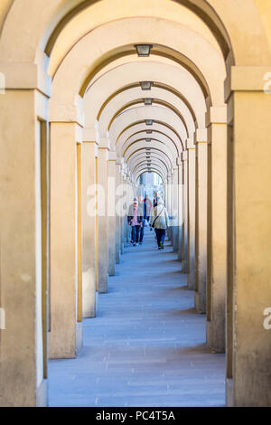 Vasari Korridor mit Touristen in Florenz, Italien Stockfoto
