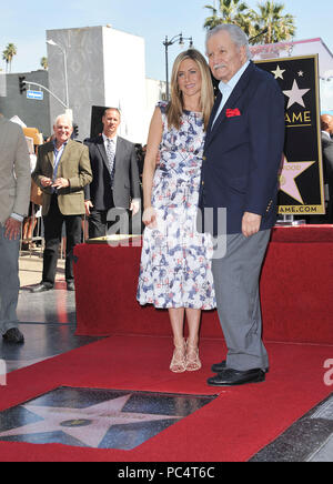 Jennifer Aniston und Vater John Aniston geehrt mit einem Stern auf dem Hollywood Walk of Fame in Los Angeles. a Jennifer Aniston Star 09 - John Aniston - - - - - - - - - - - - - Red Carpet Event, Vertikal, USA, Filmindustrie, Prominente, Fotografie, Bestof, Kunst, Kultur und Unterhaltung, Topix Prominente Fashion/Vertikal, Besten, Event in Hollywood Leben - Kalifornien, Roter Teppich und backstage, USA, Film, Stars, Film Stars, TV Stars, Musik, Promis, Fotografie, Bestof, Kunst, Kultur und Unterhaltung, Topix, Vertikal, Familie von aus dem Jahr 2012, Anfrage tsuni@G Stockfoto