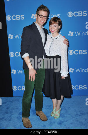 Barrett Foa und Renee Felice Smith an der CBS 2012 Herbst Premiere Party im Greystone Manor in Los Angeles. Barrett Foa und Renee Felice Smith - - - - - - - - - - - - - Red Carpet Event, Vertikal, USA, Filmindustrie, Prominente, Fotografie, Bestof, Kunst, Kultur und Unterhaltung, Topix Prominente Fashion/Vertikal, Besten, Event in Hollywood Leben - Kalifornien, Roter Teppich und backstage, USA, Film, Stars, Film Stars, TV Stars, Musik, Promis, Fotografie, Bestof, Kunst, Kultur und Unterhaltung, Topix, Vertikal, Familie von aus dem Jahr 2012, Anfrage tsuni @ Gamma- Stockfoto