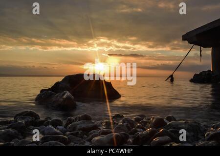 Kleine Wellen an der Küste während der Goldenen Stunde entlang der Küste kommen. Eine kühne und dramatische Szene von Blau, frisches Wasser. Horizontale, kopieren. Stockfoto