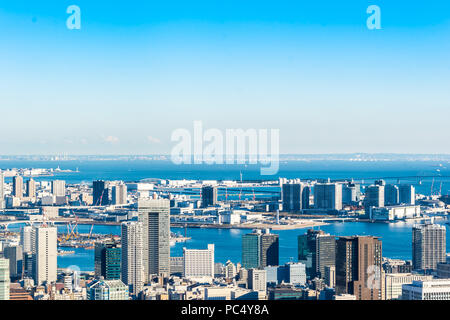 Asien Business Konzept für Immobilien und Corporate Bau - Panoramablick auf die moderne Skyline der Stadt aus der Vogelperspektive Luftaufnahme von Odaiba & Tokyo Metropolitan E Stockfoto