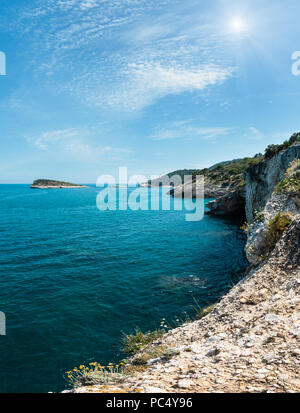 Sonnigen Sommer felsigen Küste Baia Di Campi Vieste und Isola di Campi auf der Halbinsel Gargano, Apulien, Italien Stockfoto