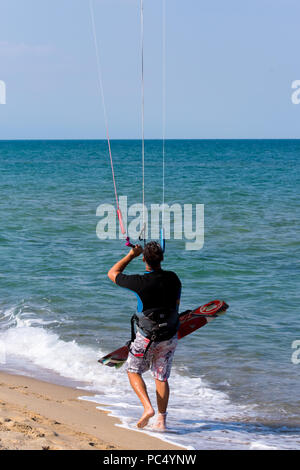 Shkorpilovtsi, Bulgarien - 29. Juni 2018: Mann kiteboarding am Meer Strand. Kiteboarding, Kitesurfing Sport. Freizeitaktivitäten, Hobbies, Wasser Stockfoto
