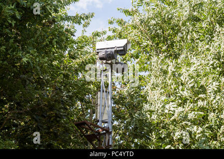 CCTV-Kamera hinter Bäumen versteckte Videos aufnehmen Stockfoto