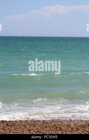 Tide kommen in mehr als einem Kieselstrand Stockfoto