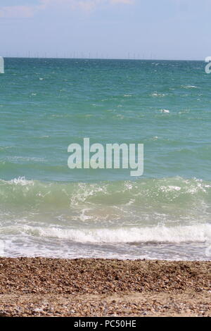 Tide kommen in mehr als einem Kieselstrand Stockfoto