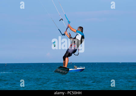 Shkorpilovtsi, Bulgarien - 29. Juni 2018: Kiteboarding Sport. Freizeitaktivitäten, Hobbies, Wassersport und Spaß im Sommer. Man Kitesurfen auf. Stockfoto
