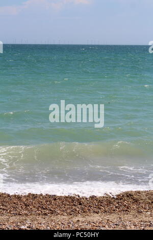 Tide kommen in mehr als einem Kieselstrand Stockfoto