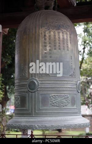 Der Tempel der Literatur ist konfuzianische Tempel, war früher ein Zentrum des Lernens in Hanoi. Riesige bronzene Glocke. Hanoi. Vietnam. | Verwendung weltweit Stockfoto