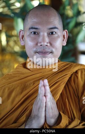 Minh Dang Quang buddhistischer Tempel. Buddhistischer Mönch zu beten. Ho Chi Minh City. Vietnam. | Verwendung weltweit Stockfoto
