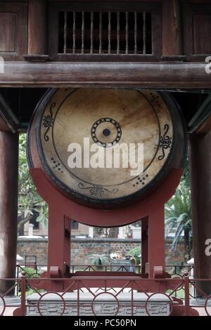 Der Tempel der Literatur ist konfuzianische Tempel, war früher ein Zentrum des Lernens in Hanoi. Riesen Trommel. Hanoi. Vietnam. | Verwendung weltweit Stockfoto