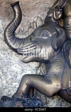 Chua Ho Quoc Pagode. BuddhaÕs Geburt. Queen Maya geträumt, dass ein weißer Elefant vom Himmel herabgestiegen und in ihrem Leib. Phu Quoc. Vietnam. | Verwendung weltweit Stockfoto
