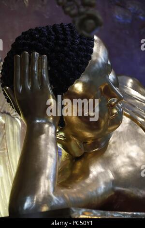 Minh Dang Quang buddhistischer Tempel. Golden liegenden Buddha Statue. Nach 45 Jahren des Dharma, die Lehre des Buddha in Parinirvana. Ho Chi Minh City. Vietnam. | Verwendung weltweit Stockfoto