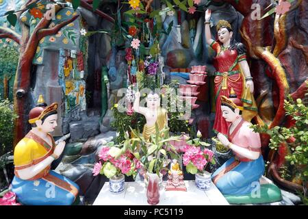 Phap Van buddhistischer Tempel. Prinz Siddharta Gautama Buddha, wie ein Kind. Es wird gesagt, dass das Kind voll und ganz wach war geboren. Er sprechen konnte, und erzählte seiner Mutter, er war gekommen, um die Menschheit vom Leid zu befreien. Ho Chi Minh City. Vietnam. | Verwendung weltweit Stockfoto