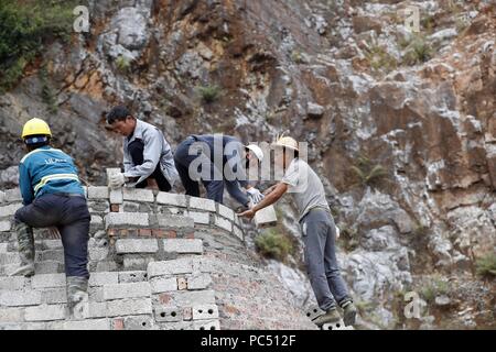 Die Arbeiter auf der Baustelle. Bac Sohn. Vietnam. | Verwendung weltweit Stockfoto