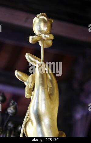 Chua Ho Quoc Pagode. Golden Buddha Shakyamuni Statue. Hand mit Lotus Flower. Close-up. Phu Quoc. Vietnam. | Verwendung weltweit Stockfoto