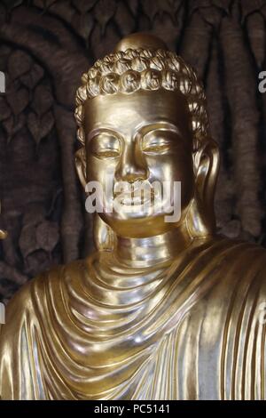 Chua Ho Quoc Pagode. Golden Buddha Shakyamuni Statue. Phu Quoc. Vietnam. | Verwendung weltweit Stockfoto