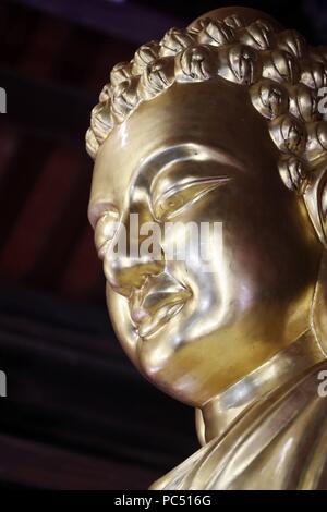 Chua Ho Quoc Pagode. Golden Buddha Shakyamuni Statue. Phu Quoc. Vietnam. | Verwendung weltweit Stockfoto