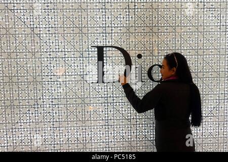 Trang Tien Plaza, Luxus Kaufhaus. Christian Dior. Hanoi. Vietnam. | Verwendung weltweit Stockfoto