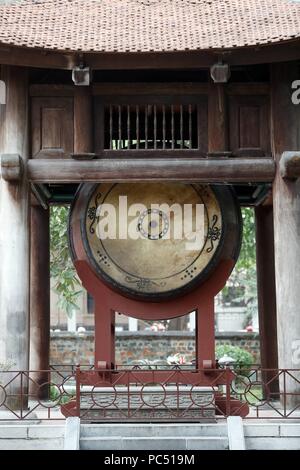 Der Tempel der Literatur ist konfuzianische Tempel, war früher ein Zentrum des Lernens in Hanoi. Riesen Trommel. Hanoi. Vietnam. | Verwendung weltweit Stockfoto