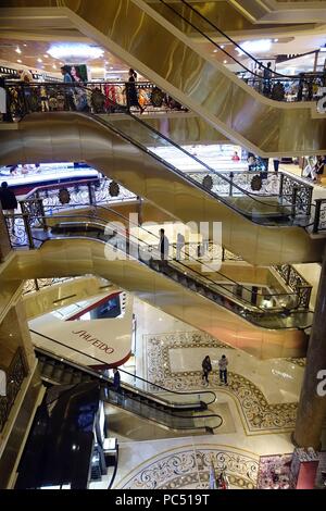 Trang Tien Plaza, Luxus Kaufhaus. Hanoi. Vietnam. | Verwendung weltweit Stockfoto