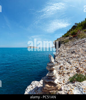 Stein Pyramide auf Sommer felsigen Küste Baia Di Campi Vieste und Isola di Campi auf der Halbinsel Gargano, Apulien, Italien Stockfoto