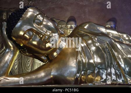 Minh Dang Quang buddhistischer Tempel. Golden liegenden Buddha Statue. Nach 45 Jahren des Dharma, die Lehre des Buddha in Parinirvana. Ho Chi Minh City. Vietnam. | Verwendung weltweit Stockfoto