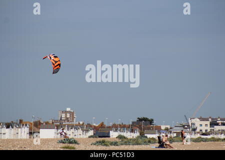 Drachen über Goring-by-Sea Beach fliegen Stockfoto