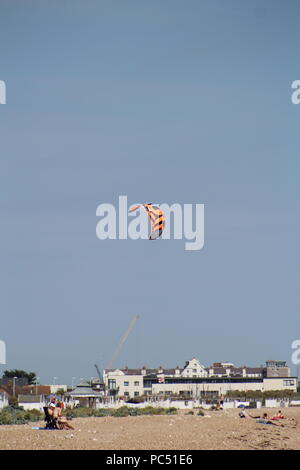 Drachen über Goring-by-Sea Beach fliegen Stockfoto