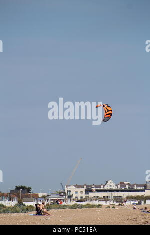 Drachen über Goring-by-Sea Beach fliegen Stockfoto