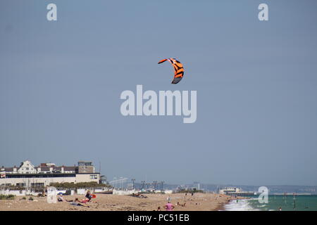 Drachen über Goring-by-Sea Beach fliegen Stockfoto