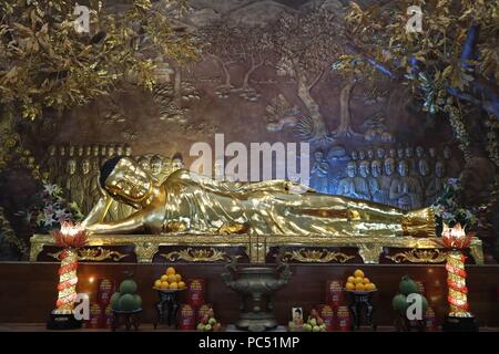 Minh Dang Quang buddhistischer Tempel. Golden liegenden Buddha Statue. Nach 45 Jahren des Dharma, die Lehre des Buddha in Parinirvana. Ho Chi Minh City. Vietnam. | Verwendung weltweit Stockfoto