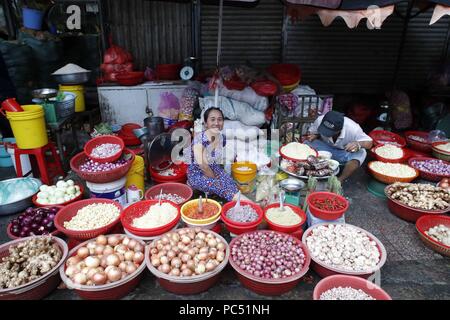 Street Market. Frau verkaufen, Zwiebel und Knoblauch. Ho Chi Minh City. Vietnam. | Verwendung weltweit Stockfoto