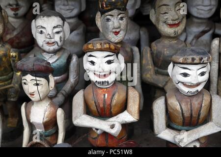 Wasser Puppen aufgereiht zum Verkauf, Tempel der Literatur. Hanoi. Vietnam. | Verwendung weltweit Stockfoto