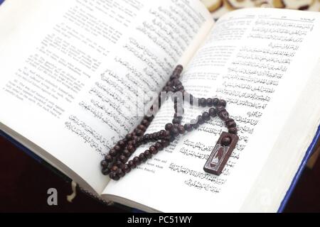 Holy Quran english version und muslimische Gebet Perlen übersetzt. | Verwendung weltweit Stockfoto