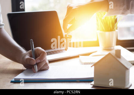 Eigentümer Wohnung und Aufenthalt Die Zimmer Schlüssel zum Käufer und Mieter wie das Schreiben und die Unterzeichnung der Rate nach erfolgreichen Einigung im Verkauf Büro, Stockfoto