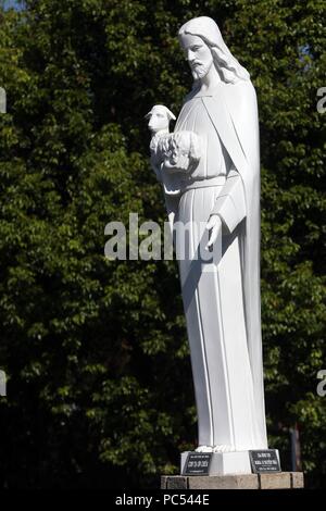 Guten Hirten Jesus Christus Statue vor Dalat Kathedrale. Dalat. Vietnam. | Verwendung weltweit Stockfoto