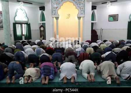 Masjid Al Rahim Moschee. Der freitag Gebet (Salat). Muslimische Männer beten. Ho Chi Minh City. Vietnam. | Verwendung weltweit Stockfoto