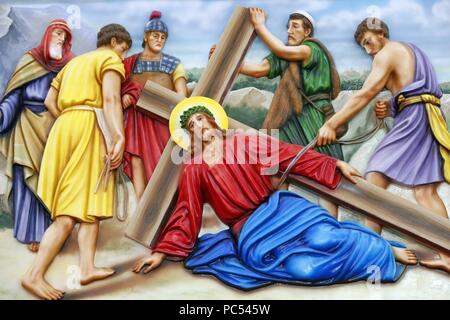 Unsere Liebe Frau von Fatima Kirche. Weg des Kreuzes. Station 9. Jesus fällt zum dritten Mal. Ho Chi Minh City. Vietnam. | Verwendung weltweit Stockfoto