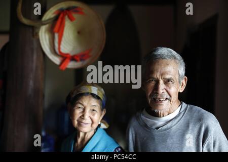 Bahnar (Ba Na) ethnische Gruppe. Ein altes Ehepaar in ihren traditionellen Hause. Kon Tum. Vietnam. | Verwendung weltweit Stockfoto