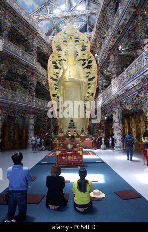 Linh Phuoc buddhistischen Pagode. Giant Golden Buddha stehend. Dalat. Vietnam. | Verwendung weltweit Stockfoto