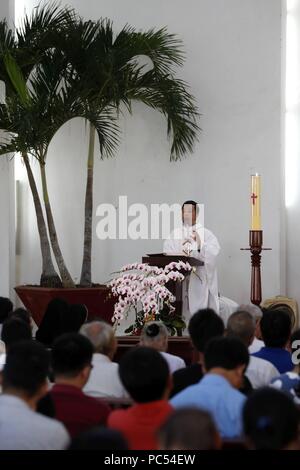 Bai Dau katholische Kirche. Sonntag Morgen katholische Messe. Vung Tau. Vietnam. | Verwendung weltweit Stockfoto