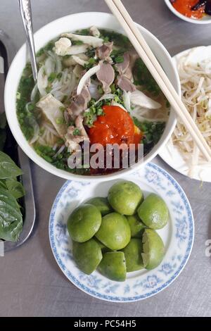 Schüssel vietnamesische Nudelsuppe Pho genannt. Ho Chi Minh City. Vietnam. | Verwendung weltweit Stockfoto