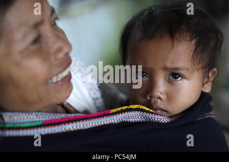 Bahnar (Ba Na) ethnische Gruppe. Mutter mit ihrem Sohn. Kon Tum. Vietnam. | Verwendung weltweit Stockfoto