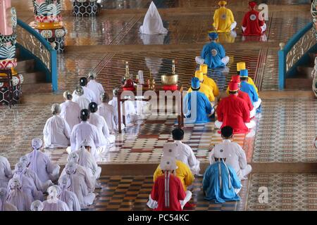 Cao Dai Tempel Heiliger Stuhl. Caodaist Service mit den Priestern. Thay Ninh. Vietnam. | Verwendung weltweit Stockfoto